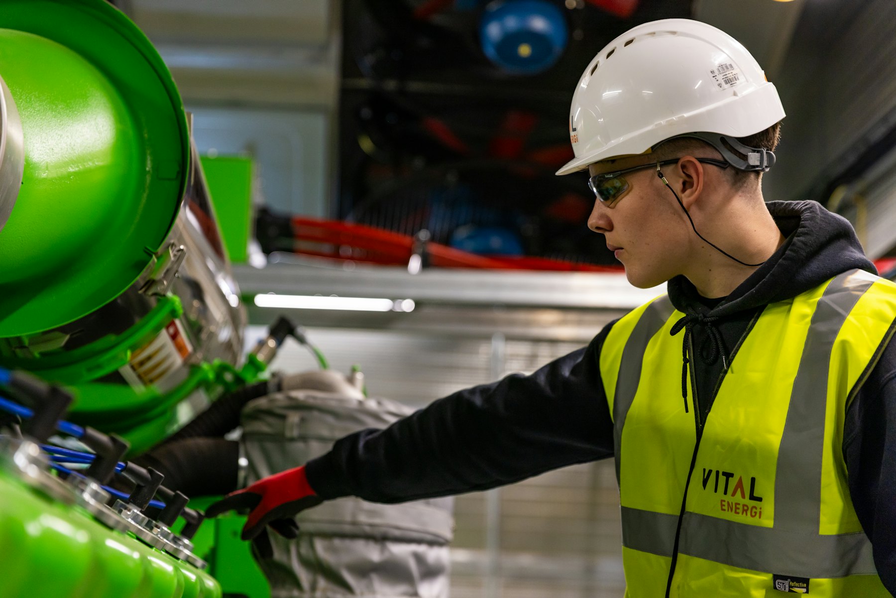 Técnico con EPP trabajando en equipo industrial